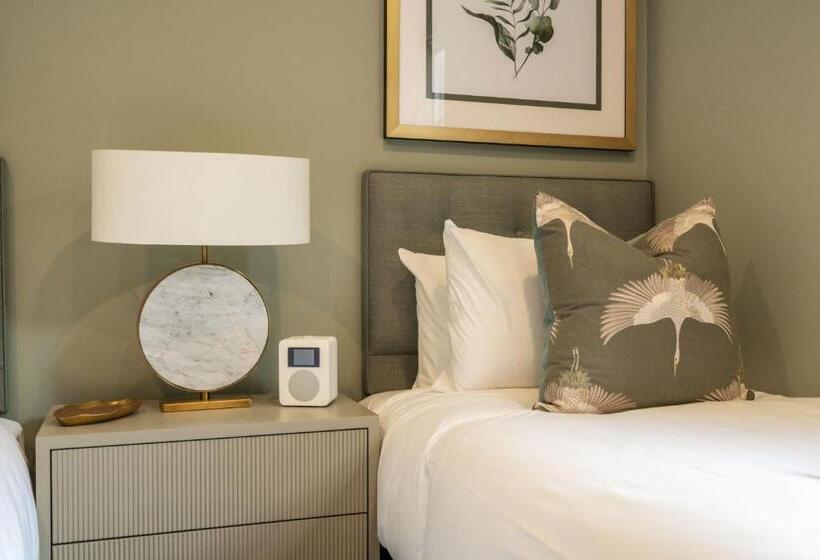 غرفة قياسية, Old Abbey House