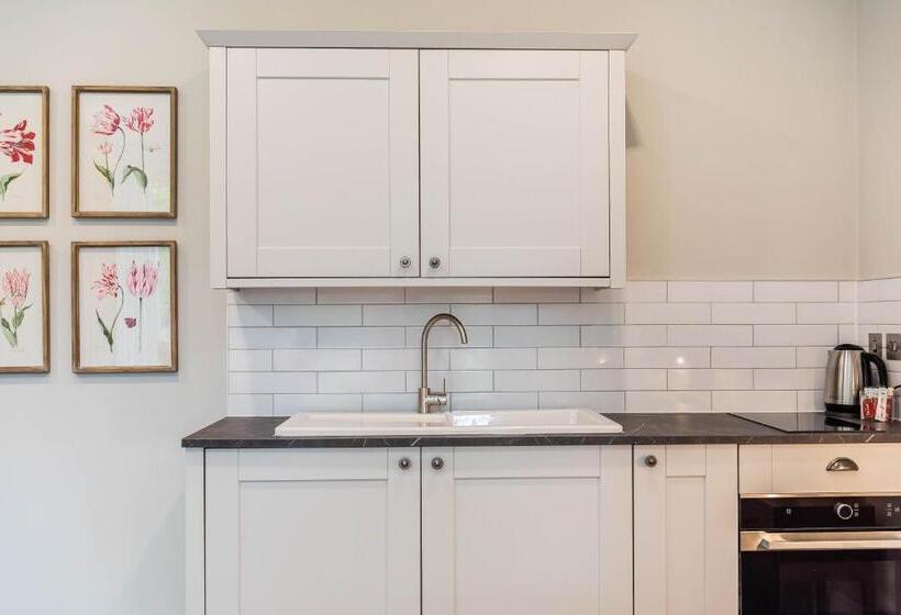 جناح مطلّ علي الحديقة, Old Abbey House