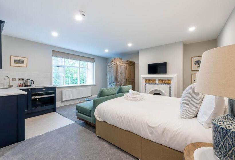 جناح سوبيريور, Old Abbey House