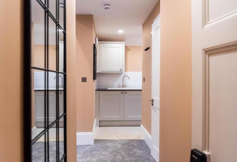 جناح سوبيريور, Old Abbey House