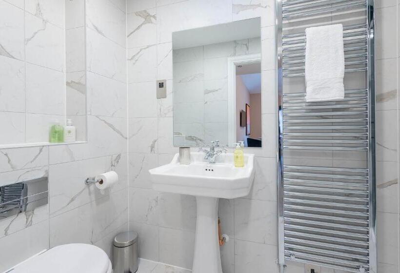 جناح سوبيريور, Old Abbey House