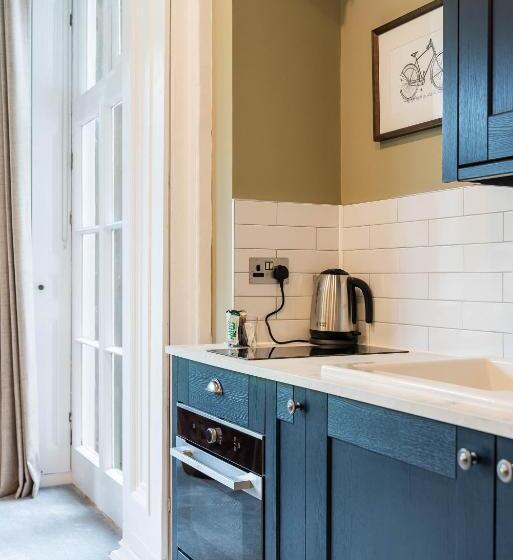 إستوديو ديلوكس, Old Abbey House