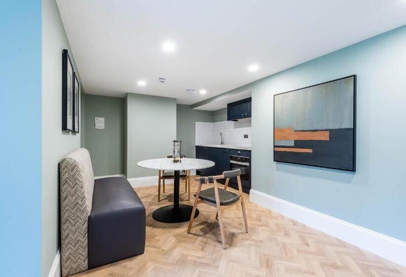 إستوديو ديلوكس, Old Abbey House