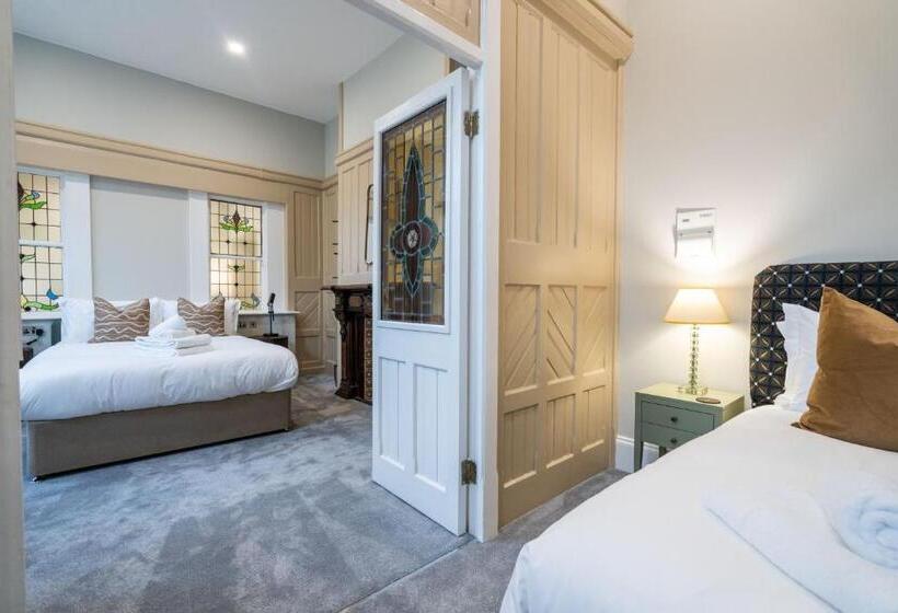 جناح عائلي, Old Abbey House