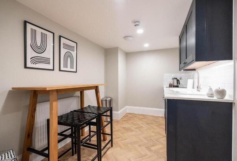 جناح عائلي, Old Abbey House