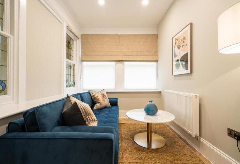 جناح عائلي, Old Abbey House