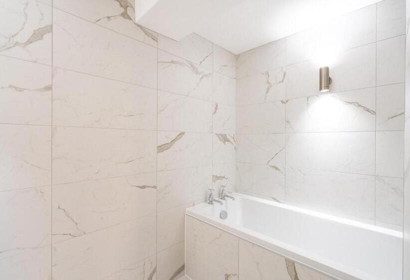 جناح عائلي, Old Abbey House