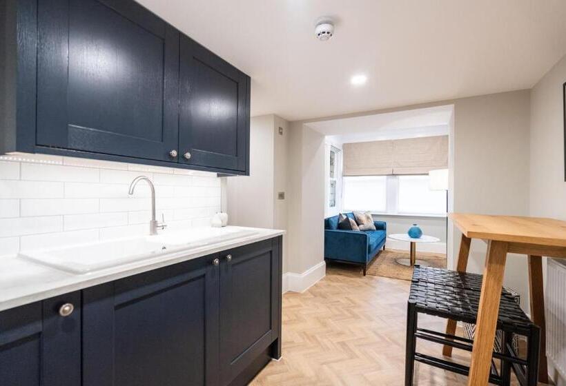 جناح عائلي, Old Abbey House