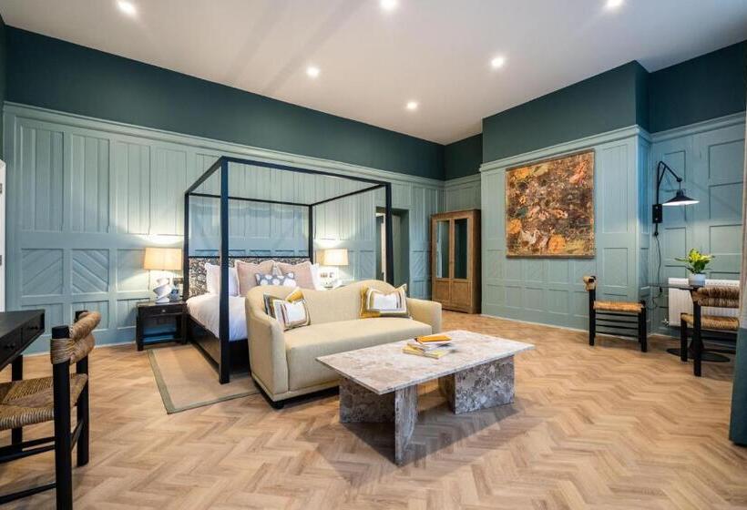 جناح سوبيريور, Old Abbey House