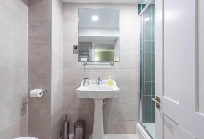 إستوديو ديلوكس, Old Abbey House