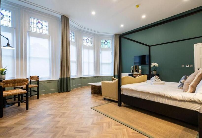 جناح سوبيريور, Old Abbey House