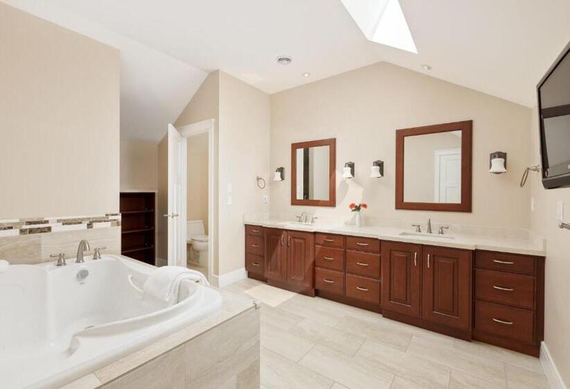 سوئیت با وان آب گرم, Mei Xue