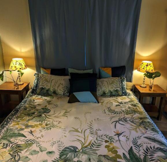 بنجلو قياسى مطلّ علي الحديقة, Hasekamp Family Bush Lodge