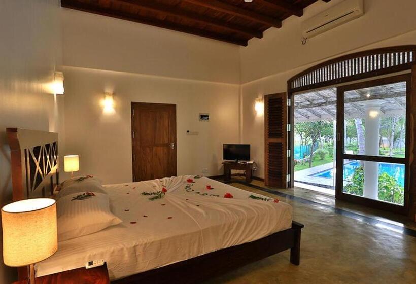 جناح جونيور مطلّ علي حمام السباحة, Amara Villa