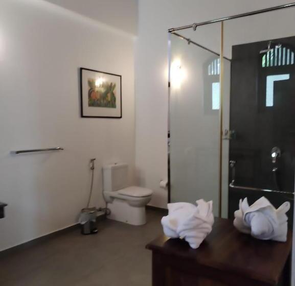 جناح جونيور مطلّ علي حمام السباحة, Amara Villa