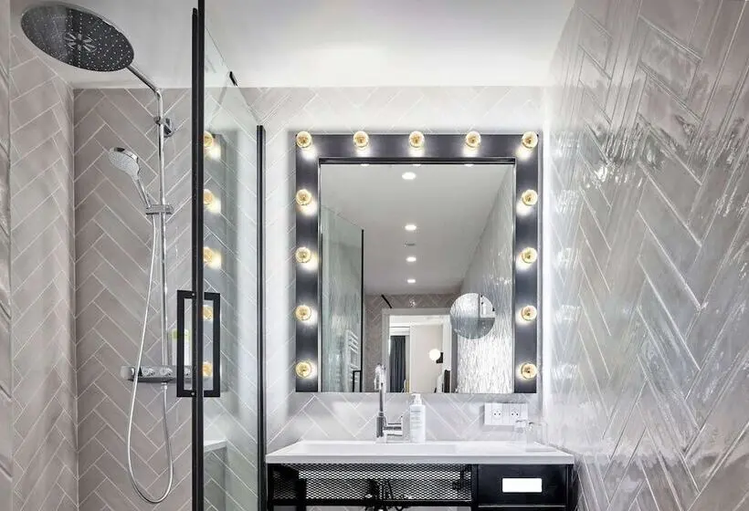 Perhehuone, Wyndham Paris Pleyel