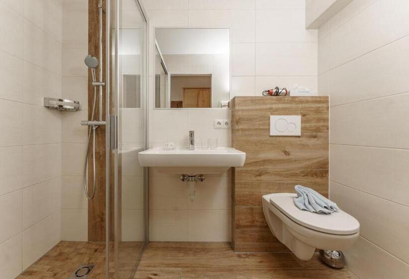 家庭套房, Lärchenhof