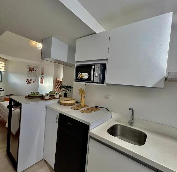 استودیو استاندارد با بالکن, Azure North Bali Tower Unit 1014