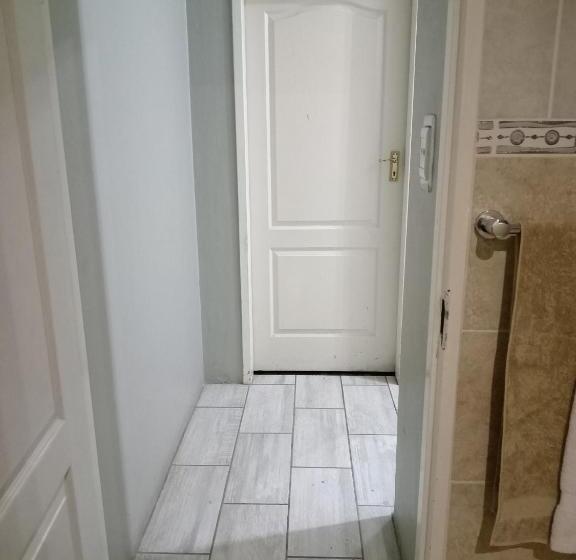 浴室共有スタンダード4人用ルーム, Family House