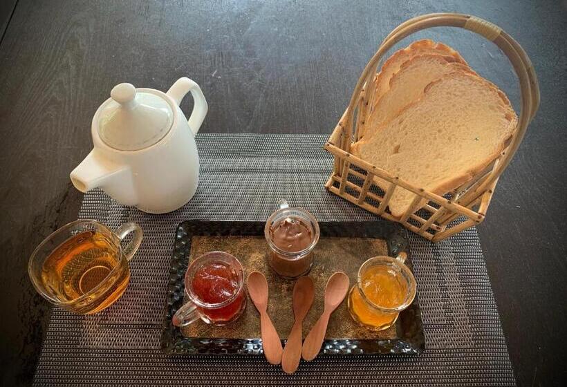 Номер Стандарт Вид на Сад, The Escape With Jadeon