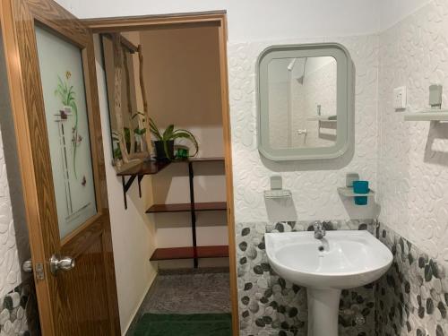 Номер Стандарт, The Escape With Jadeon