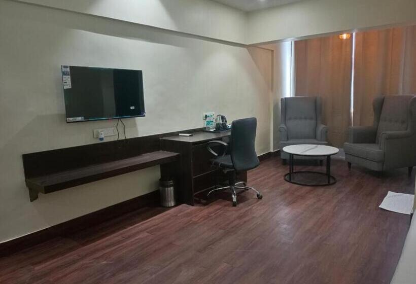 Люкс с Балконом, Country Inn & Suites By Umrb Mumbai International Airport