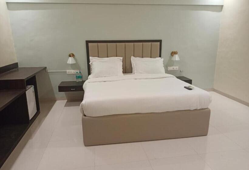 Люкс с Балконом, Country Inn & Suites By Umrb Mumbai International Airport