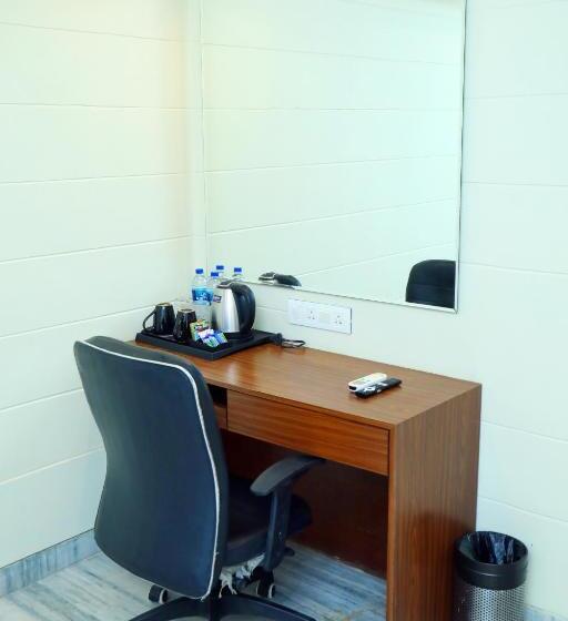 Люкс с Балконом, Country Inn & Suites By Umrb Mumbai International Airport