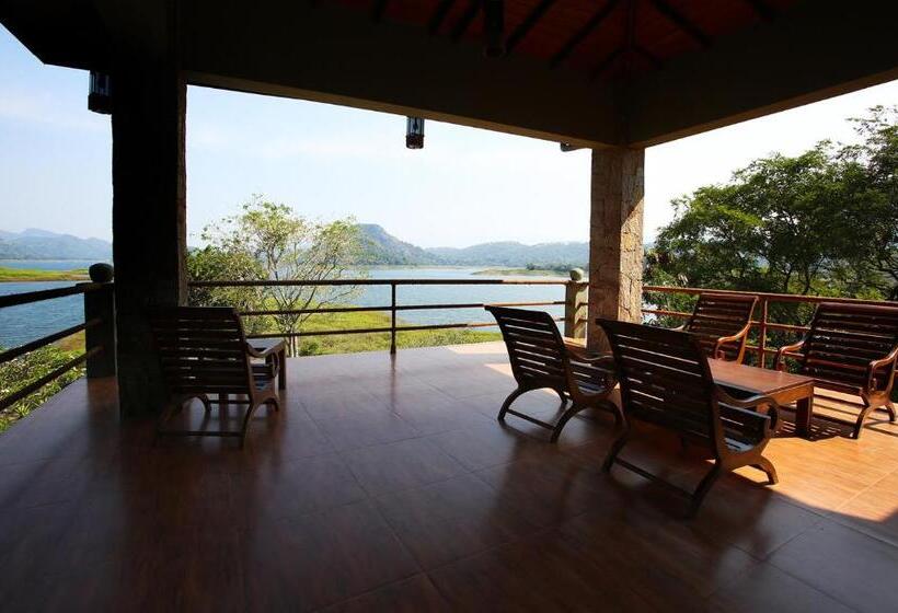 Suite with lake view, Kings Green Castle Kandy