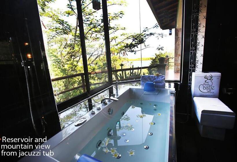 Suite with lake view, Kings Green Castle Kandy