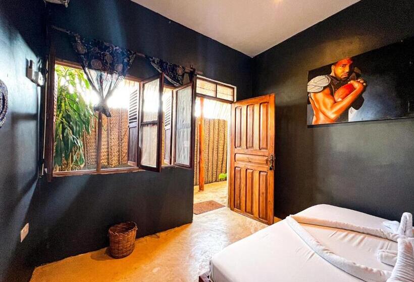 חדר אקונומי, Pili Pili Oasis