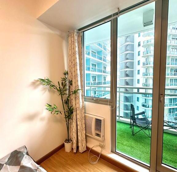 اتاق استاندارد با چشمانداز استخر, S&n Azure Staycation