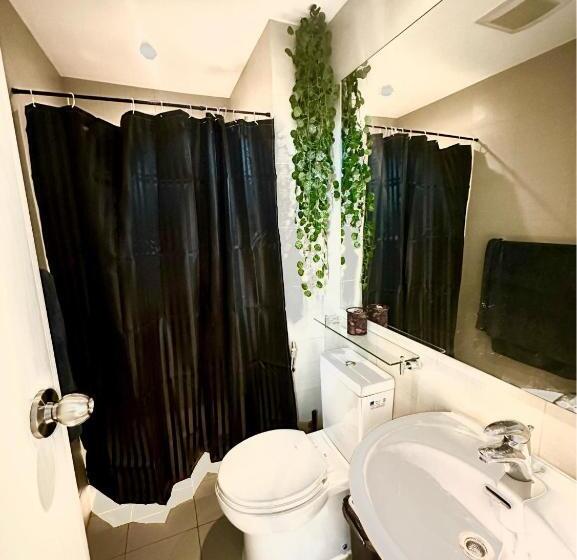 اتاق استاندارد با چشمانداز استخر, S&n Azure Staycation