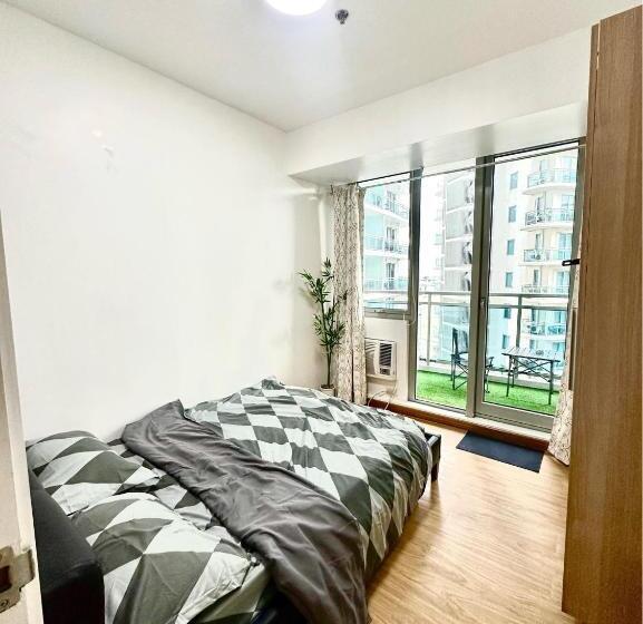 اتاق استاندارد با چشمانداز استخر, S&n Azure Staycation