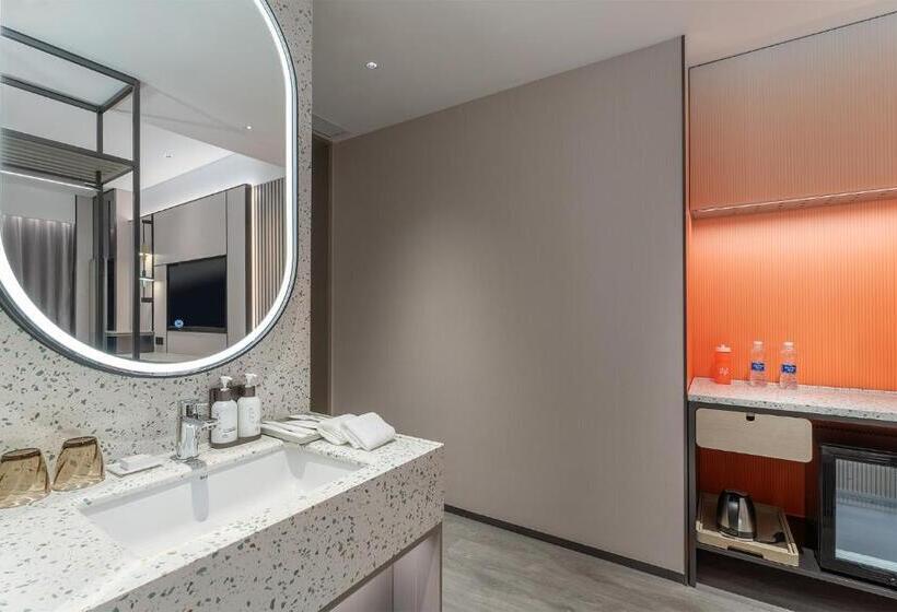 キングサイズベッドのスタンダードルーム, Even Hotel Zhongshan City Center, An Ihg