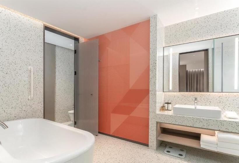 キングサイズベッドのスイートルーム, Even Hotel Zhongshan City Center, An Ihg