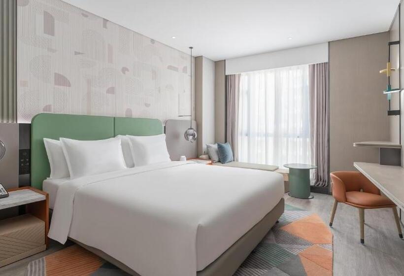 キングサイズベッドのスイートルーム, Even Hotel Zhongshan City Center, An Ihg