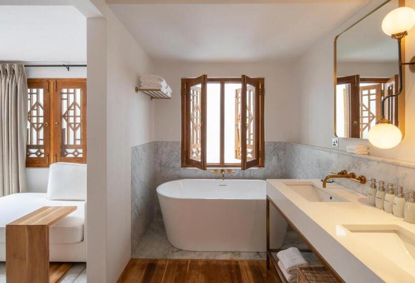 バルコニー付きスタンダードルーム, The Charleston