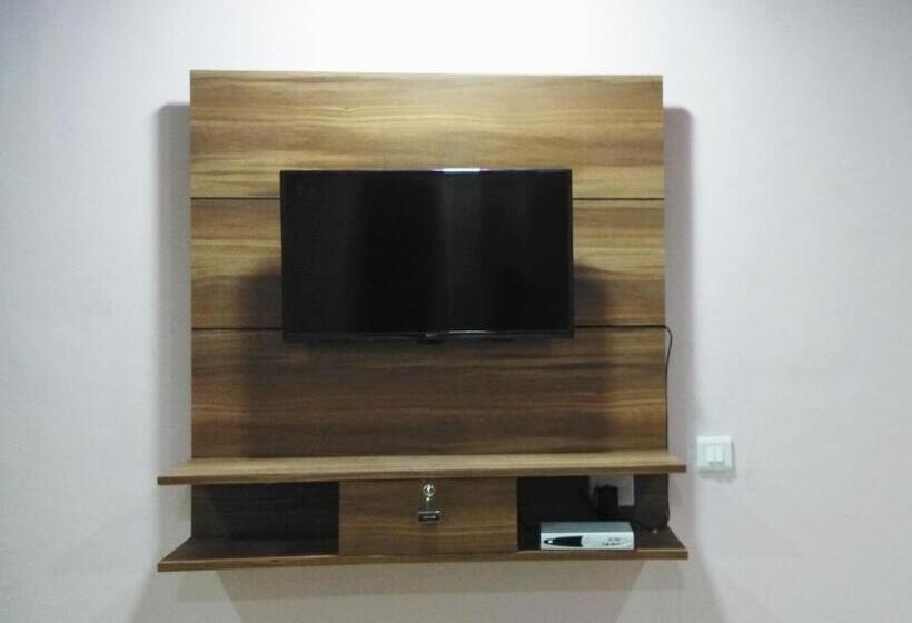 חדר משפחתי, Mhatre S Guest House