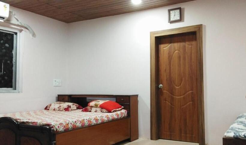 חדר משפחתי, Mhatre S Guest House