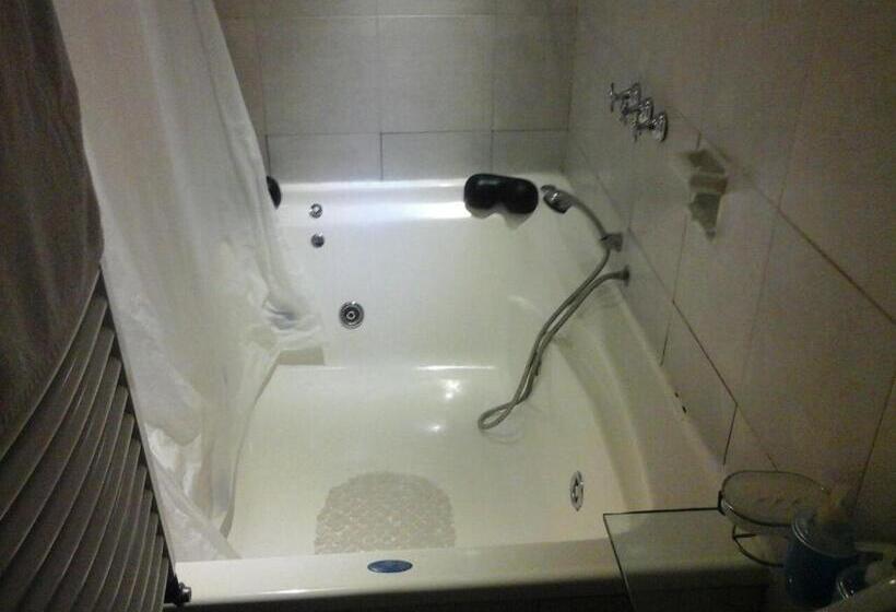 דירת חדר, Alamos