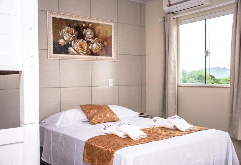 חדר לארבעה סטנדרטי עם מרפסת, Pousada Rosa Dos Ventos