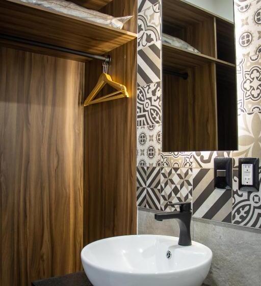 デラックスルーム, Del Carmen