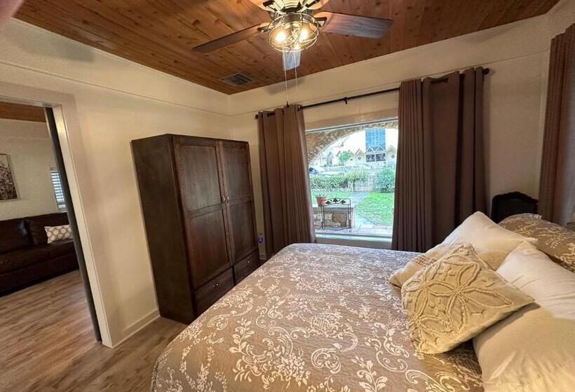 Номер Стандарт, A Place On Pecan