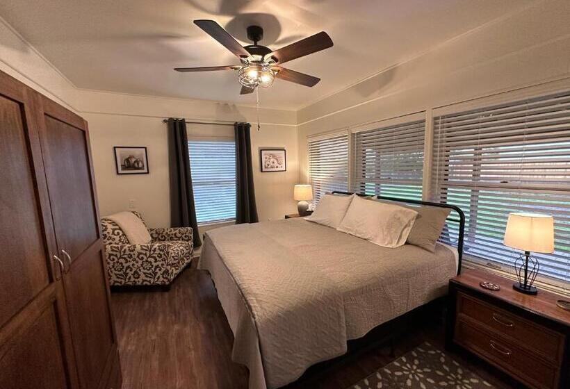 Номер Стандарт, A Place On Pecan