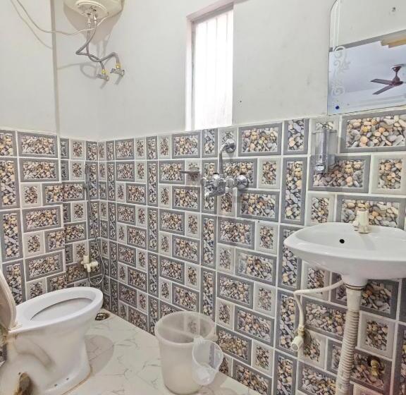 バルコニー付きスタンダードトリプルルーム, Kohinoor Guest House