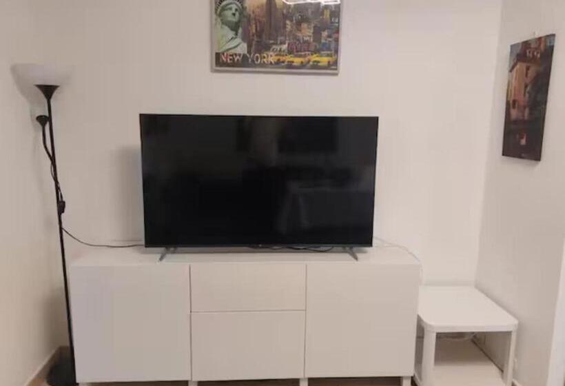 带共用浴室的标准房间, Sala Con Divano Matrimoniale Nel Verde Vicino Alla Metro