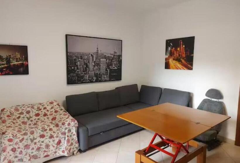 带共用浴室的标准房间, Sala Con Divano Matrimoniale Nel Verde Vicino Alla Metro