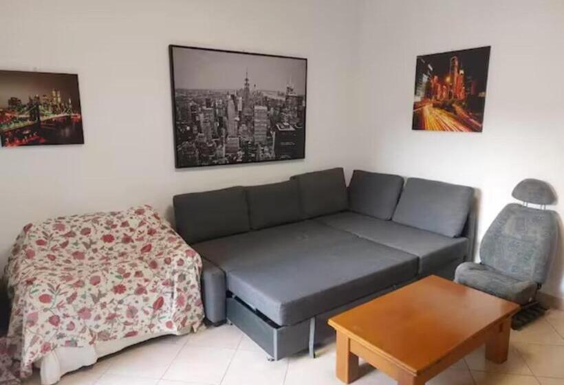 带共用浴室的标准房间, Sala Con Divano Matrimoniale Nel Verde Vicino Alla Metro