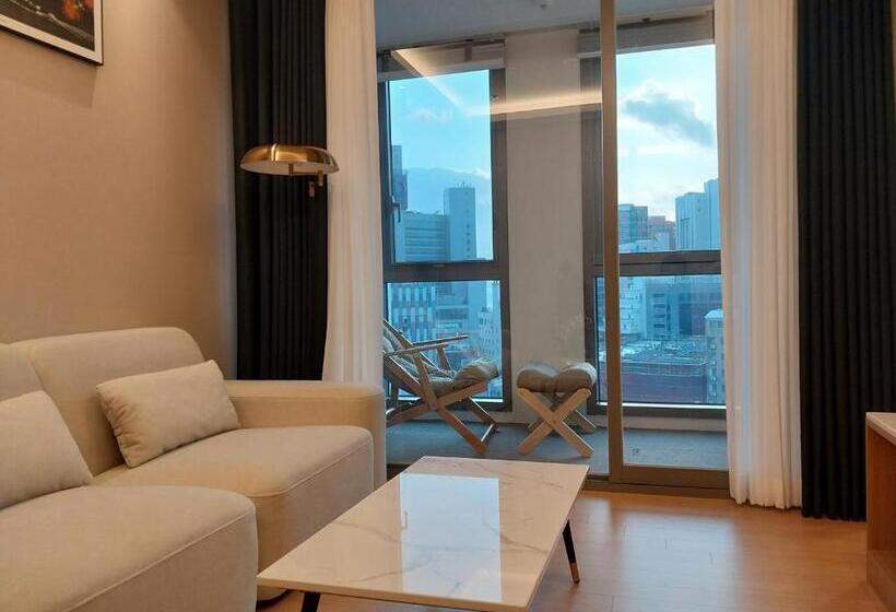 اتاق لوکس با بالکن و چشم‌انداز دریا, The Solid Residence   Elbon The Stay By Haeundae